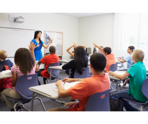 Quais tipos de estágio no curso à distância de licenciatura? | Professora dando aula para uma sala cheia de alunos do ensino fundamental | UniFaveni