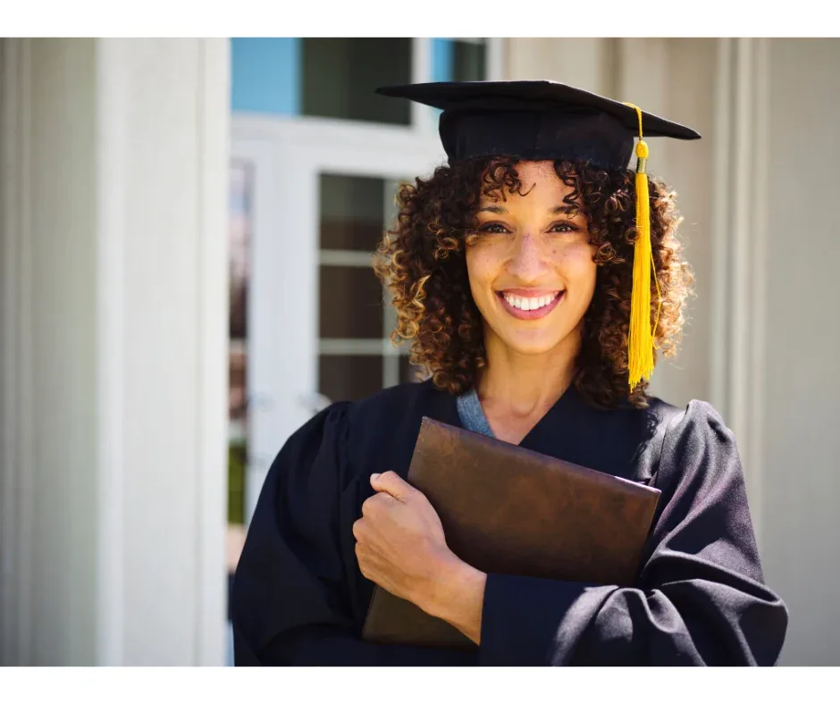 Modalidades de ensino EaD: como escolher a melhor? | Jovem de beca se graduando | UNIFAVENI