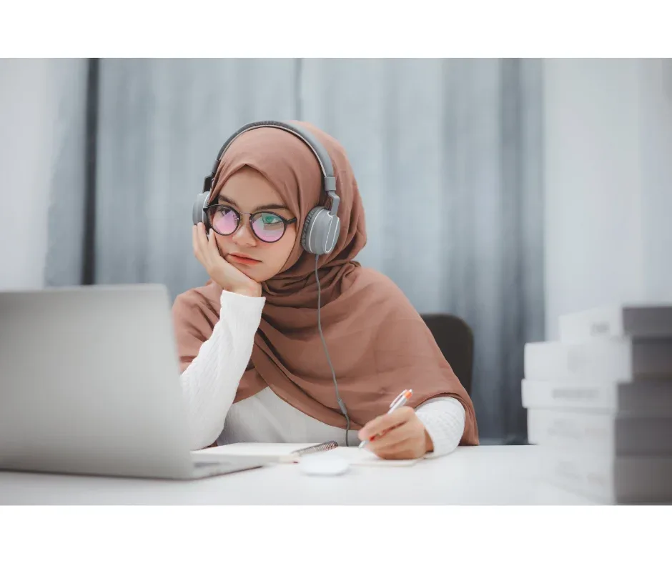 Apoio psicológico no ensino superior: qual é a importância? | Foto de uma garota muçulmana estudando no notebook | UNIFAVENI