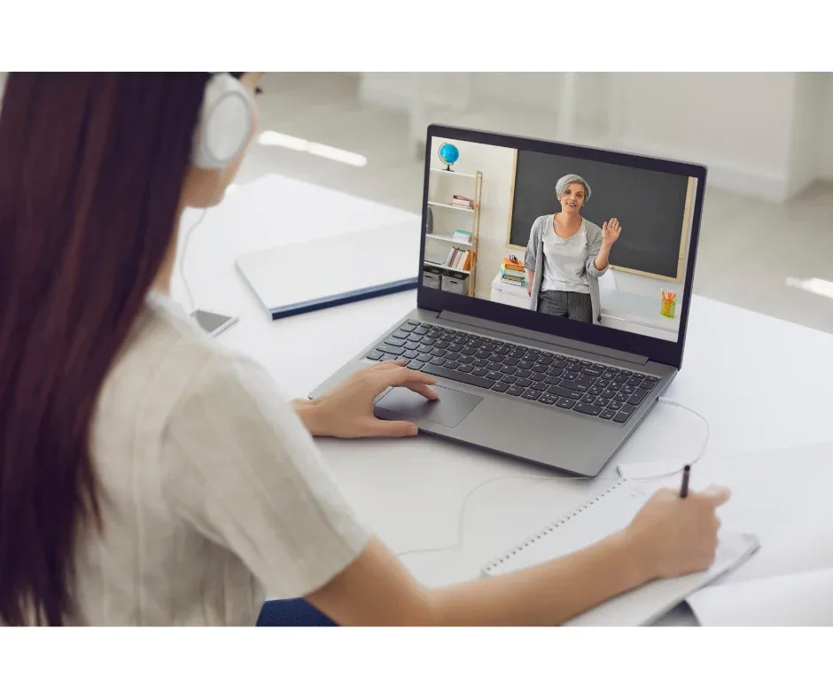 Atividades práticas na graduação EaD: como são realizadas? | Foto de mulher jovem assistindo aula ao vivo | UNIFAVENI