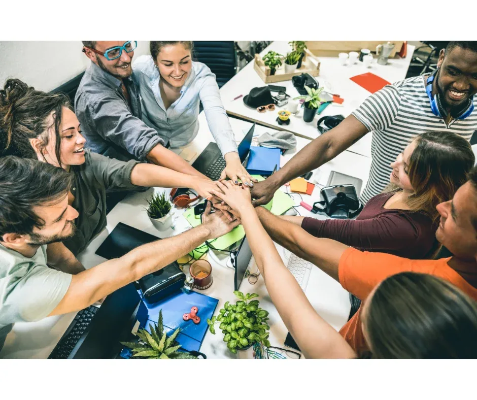 Estágio na graduação EaD: qual é a importância? | Foto de vários jovens comemorando | UNIFAVENI