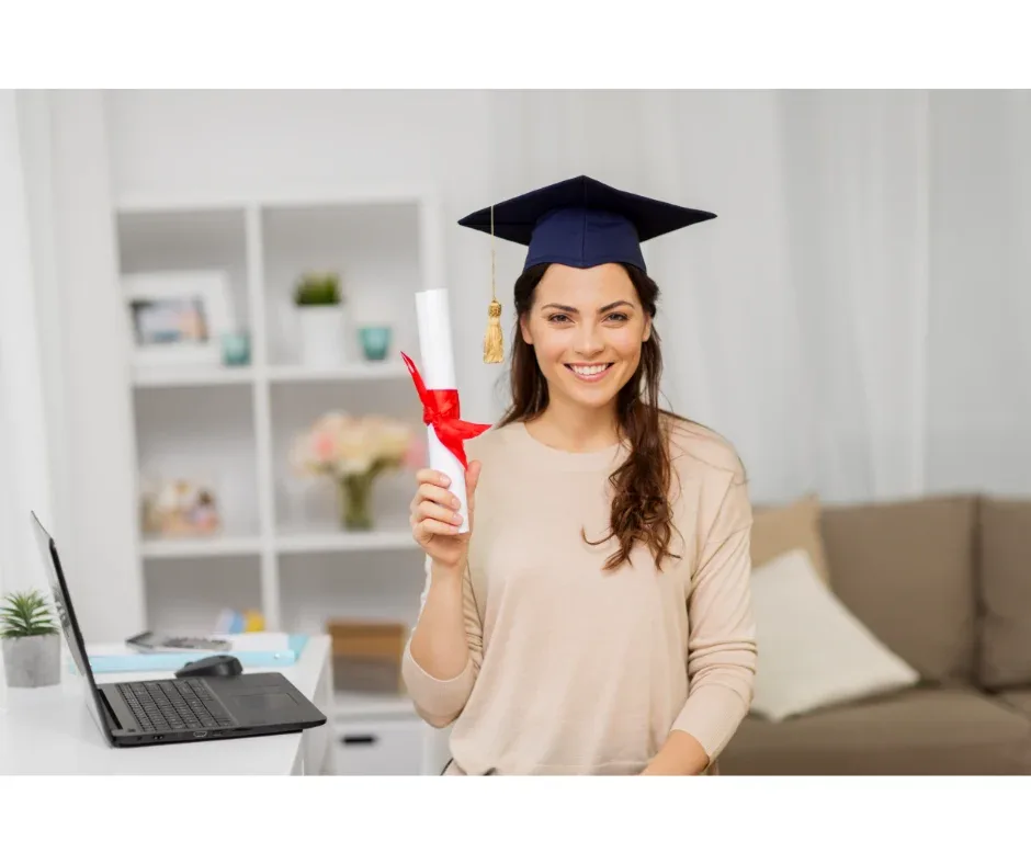 Colação de grau na graduação EaD: como funciona? | Foto de uma jovem sentada na cadeira de sua casa segurando um diploma e usando um capelo | UNIFAVENI