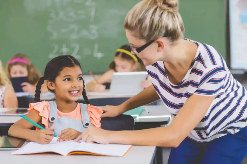 Mercado de trabalho para graduados em pedagogia | Descrição visual da imagem | UNIFAVENI