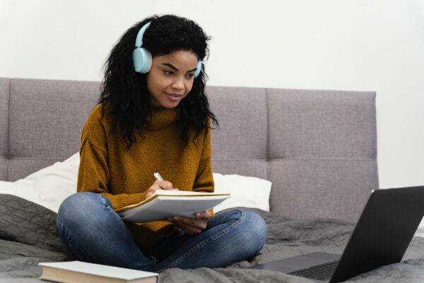 Existe melhor época do ano para começar a graduação em EAD? | Mulher tendo aula à distância | UniFaveni