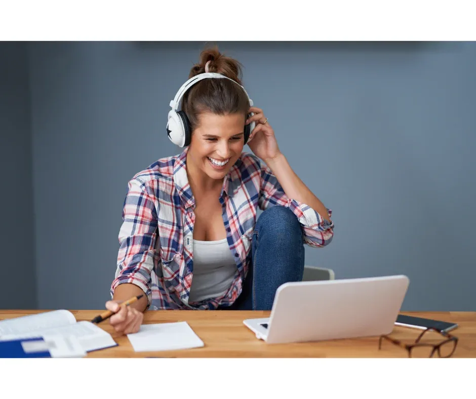 Apoio ao aluno na graduação EaD: como funciona? | Jovem mulher sorrindo enquanto estuda em casa | UNIFAVENI|Apoio ao aluno na graduação EaD: como funciona? | Homem jovem sorrindo de mochila com o celular na mão | UNIFAVENI