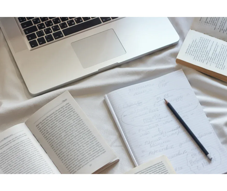 Atividades práticas na graduação EaD: como são realizadas? | Foto superior livros