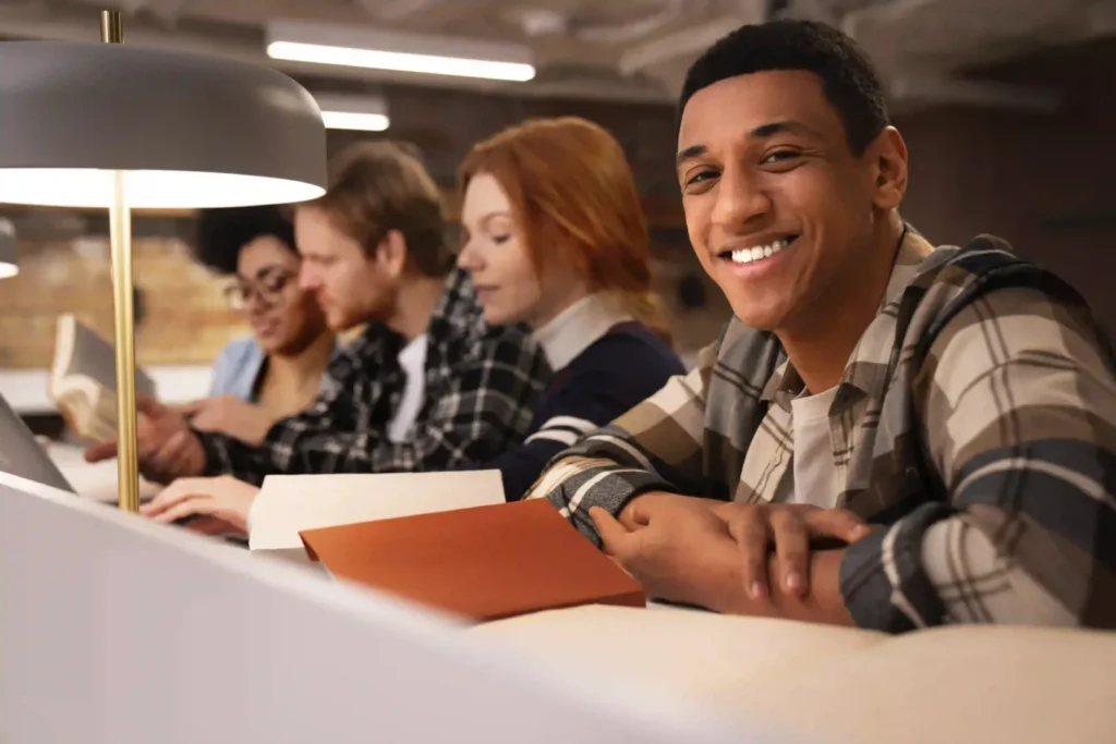 Por que escolher o ensino presencial na UNIFAVENI| Descrição visual da imagem | UNIFAVENI|Por que escolher o ensino presencial na UNIFAVENI| Descrição visual da imagem | UNIFAVENI