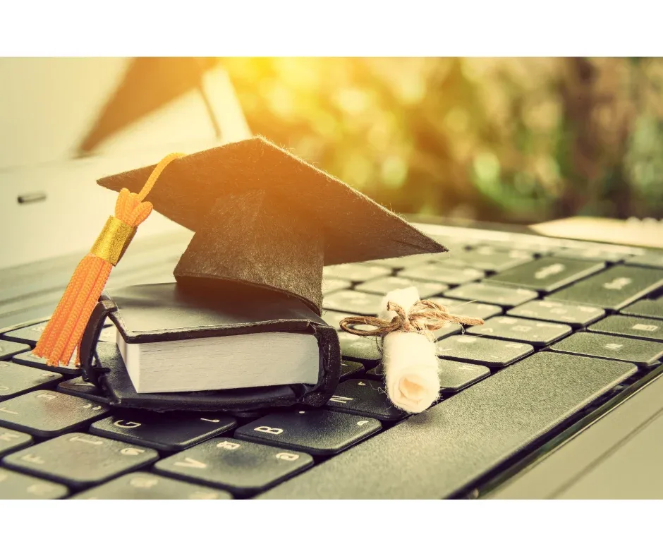 Colação de grau na graduação EaD: como funciona? | Foto de um notebook com um mini diploma