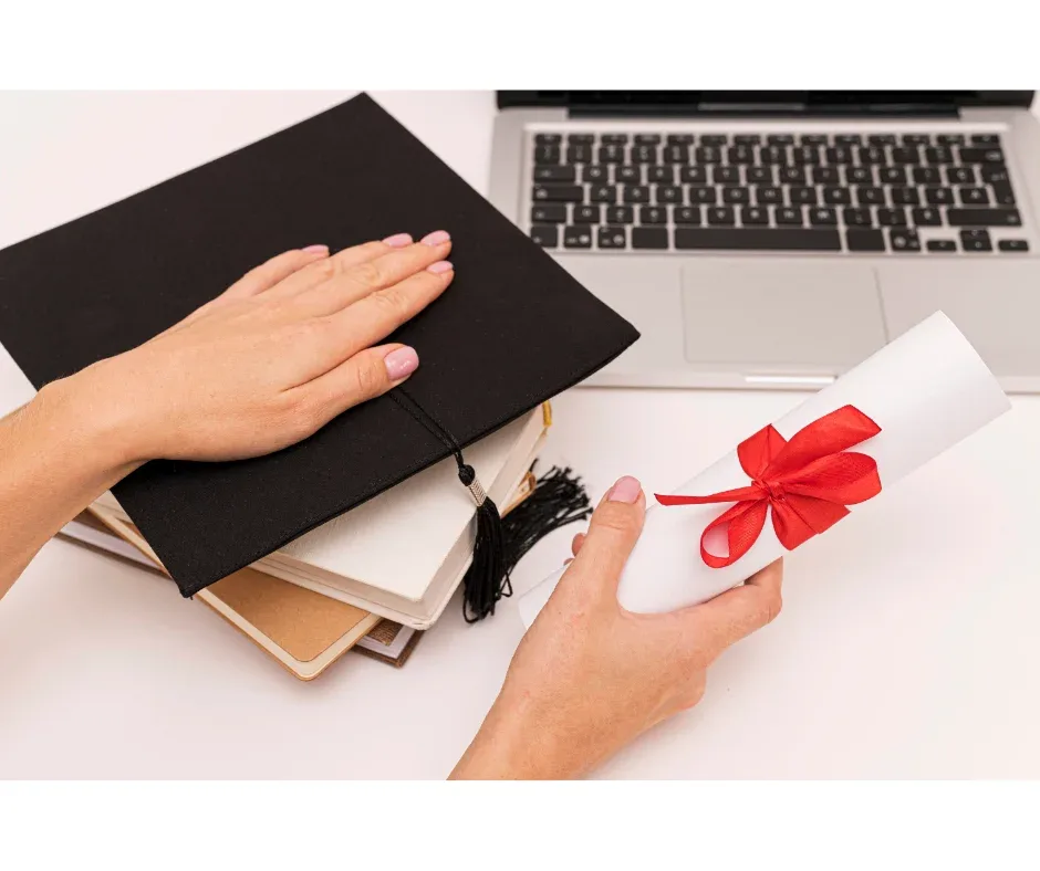 Como superar os desafios do ensino superior à distância? | Foto de uma mesa com um notebook aberto