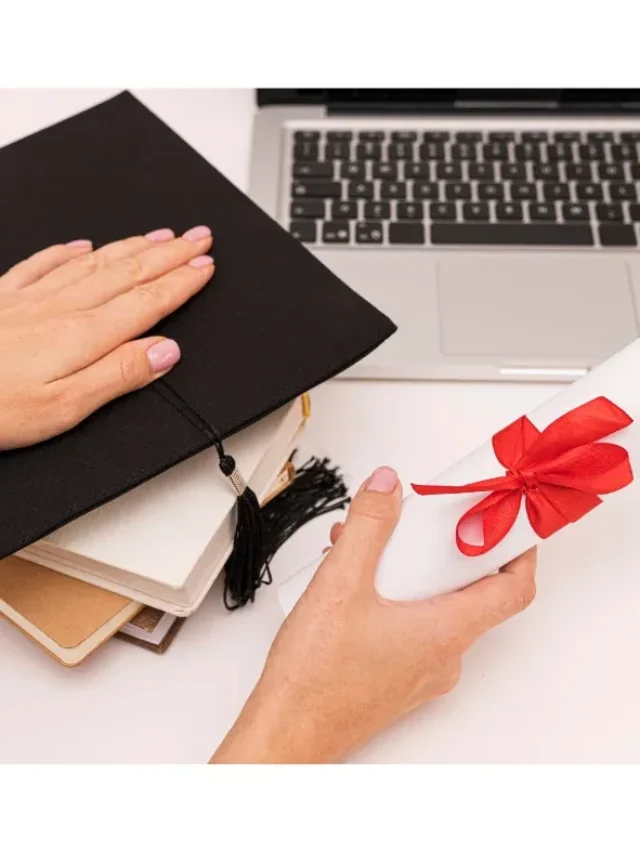 Como superar os desafios do ensino superior à distância? | Foto de uma mesa com um notebook aberto