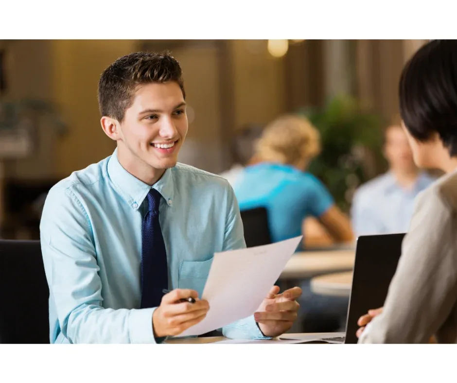 Currículo profissional: como deixá-lo bem feito? | Jovem universitário em entrevista de emprego | UNIFAVENI|Currículo profissional: como deixá-lo bem feito? | Jovem mulher arrumando o currículo | UNIFAVENI