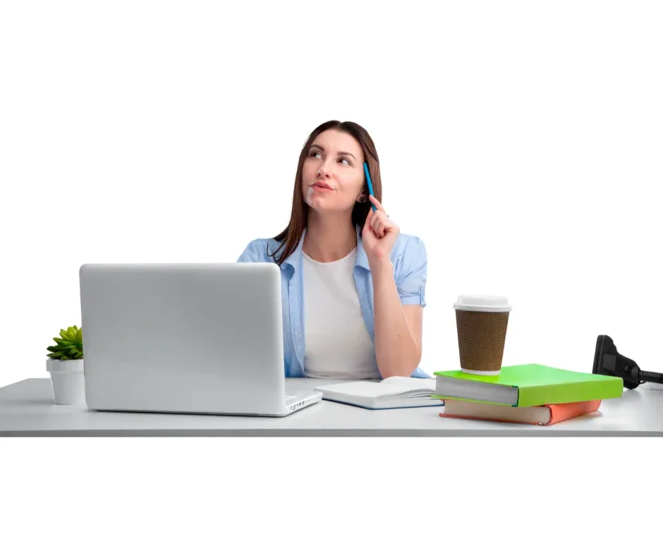 Curso de graduação EaD: o que é preciso para começar? | Mulher em dúvida na frente do notebook | UNIFAVENI|Curso de graduação EaD: o que é preciso para começar? |Jovem mulher fazendo anotações no caderno com notebook na frente | UNIFAVENI