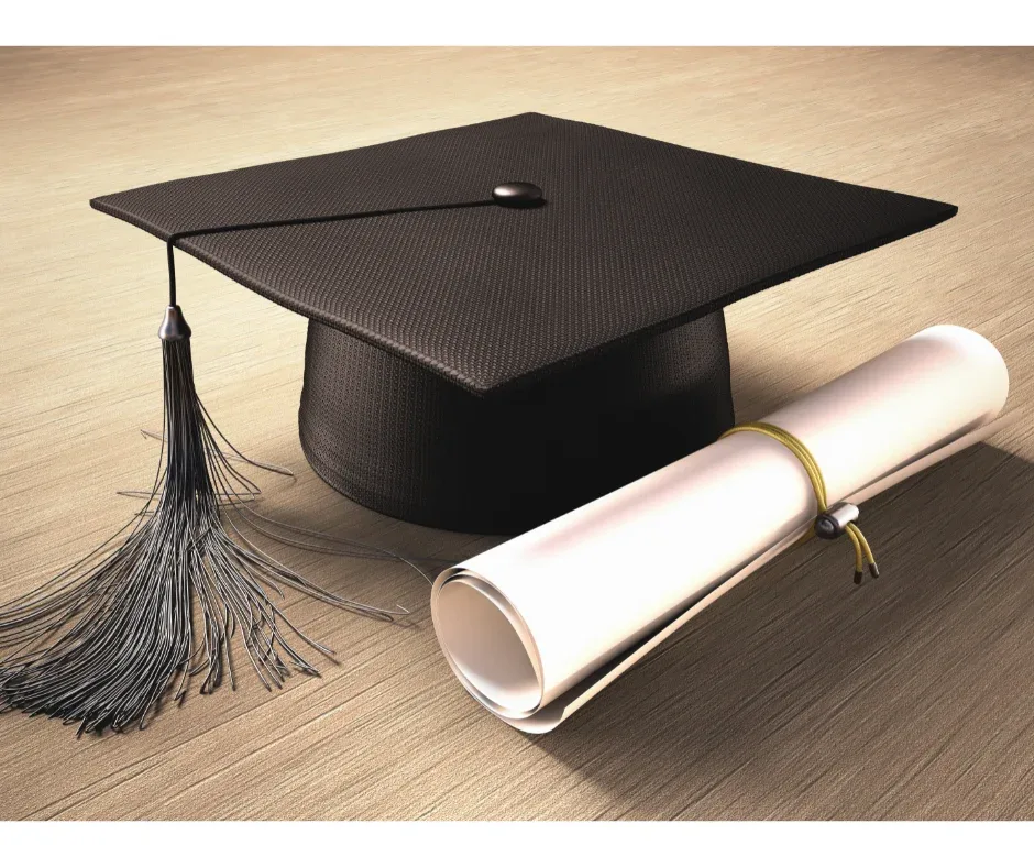 Custos na graduação EaD e na presencial: qual a diferença? | Foto de um capelo com um diploma ao lado | UNIFAVENI|Custos na graduação EaD e na presencial: qual a diferença? | Jovem mulher lendo um livro e fazendo anotações em frente ao notebook | UNIFAVENI