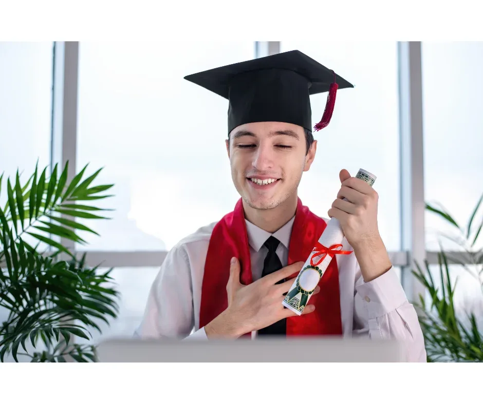 Diploma EaD tem reconhecimento no mercado de trabalho? | Jovem rapaz de beca e capelo