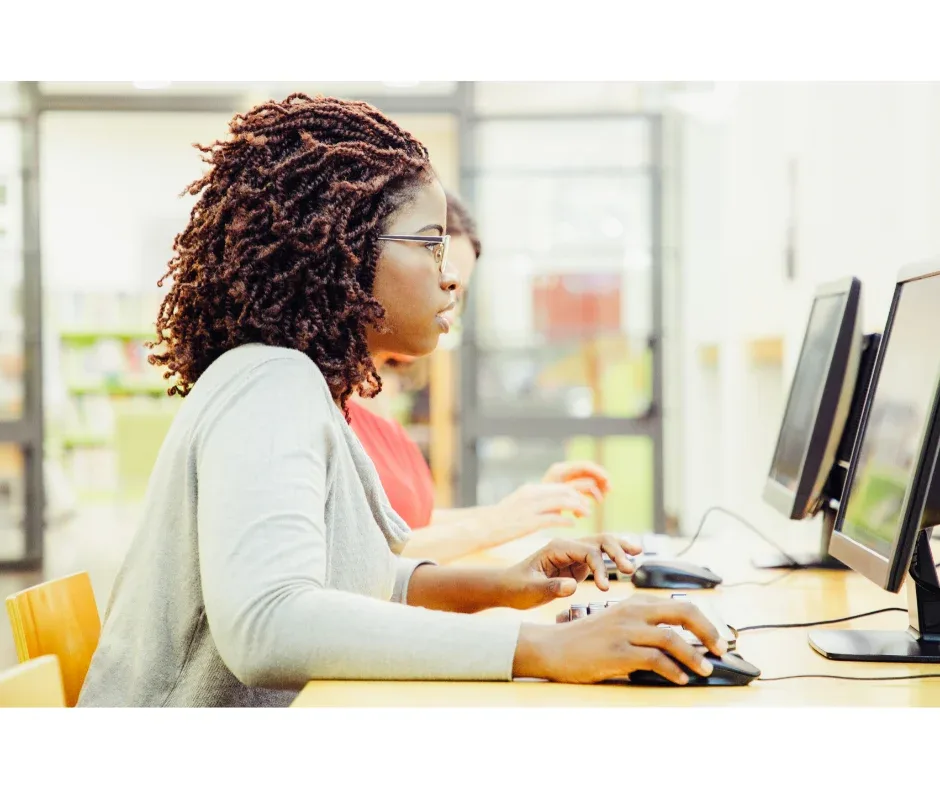 Exames e avaliações em ambientes virtuais: o que esperar? | Foto de uma jovem mexendo no computador | UniFaveni|Exames e avaliações em ambientes virtuais: o que esperar? | Jovem mulher estudando no computador | UniFaveni