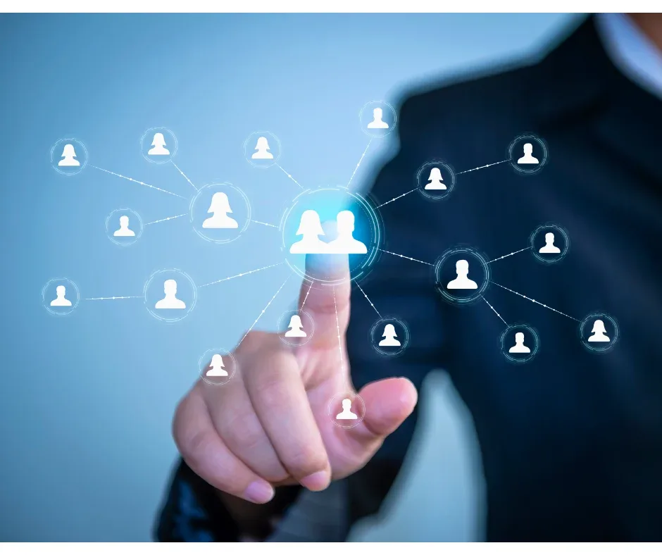 Networking na graduação EaD: como fazer? | Ilustração que representa o networking | UNIFAVENI|Networking na graduação EaD: como fazer? | Foto de um notebook com a tela de uma reunião | UNIFAVENI