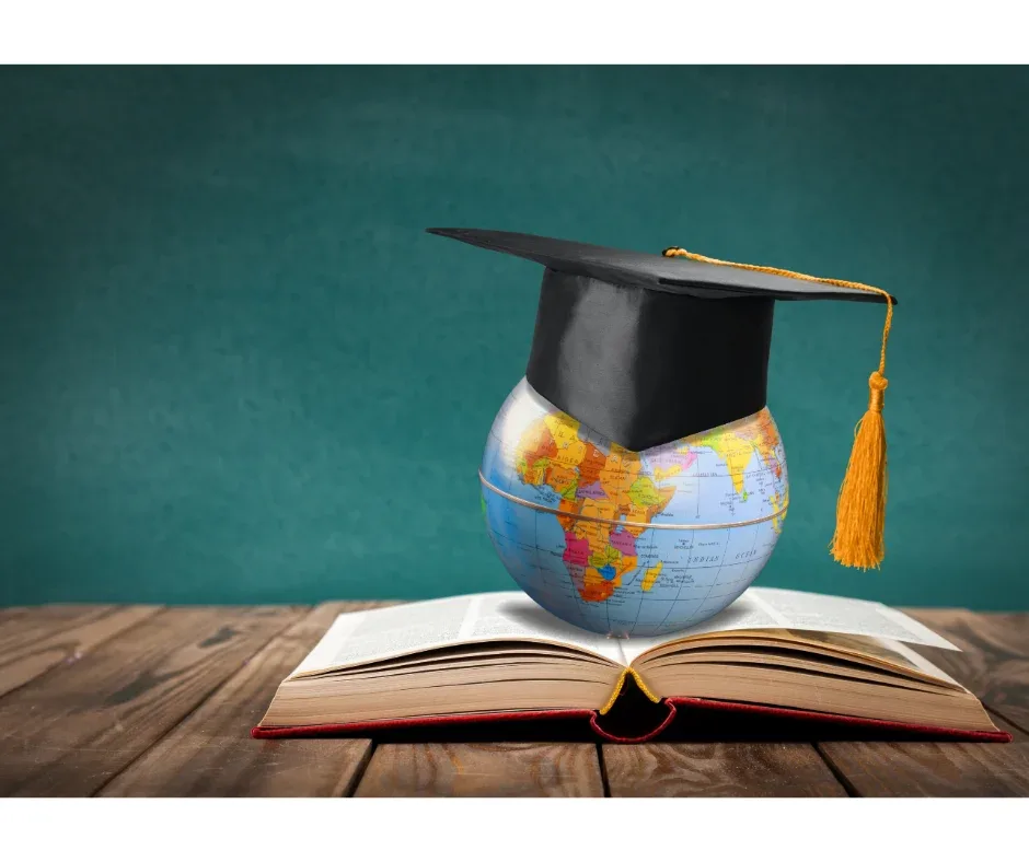 Qual é o papel do EaD na democratização do ensino superior? | Foto de uma mesa com um livro