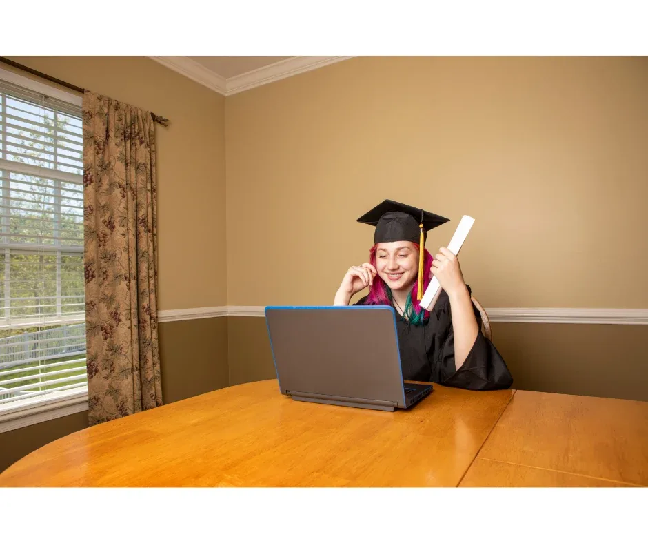 Qualidade no ensino a distância: saiba tudo sobre o assunto! | UniFaveni|Qualidade no ensino a distância: saiba tudo sobre o assunto! | Jovem em uma aula online com outros alunos | UniFaveni