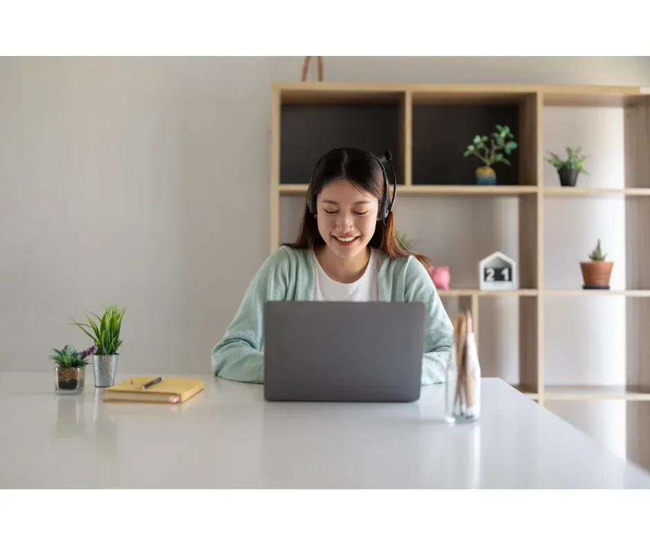 Sucesso acadêmico em EaD: quais são os recursos disponíveis? | Jovem asiática com fone de ouvido sorrindo enquanto mexe no notebook | UniFaveni|Sucesso acadêmico em EaD: quais são os recursos disponíveis? | Jovem rapaz com fones de ouvido fazendo anotações em um caderno em frente ao notebook | UniFaveni